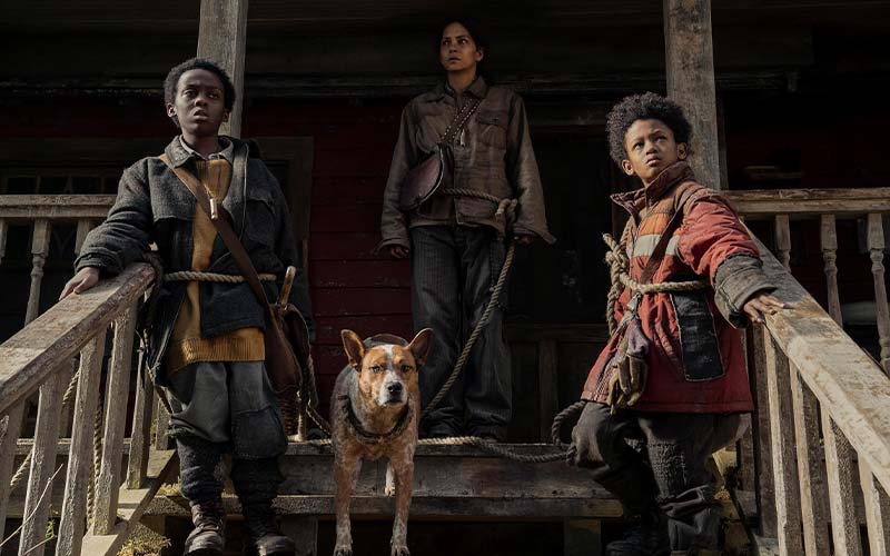 The family in the film on the front porch of the house. Halle Berry as Mom, Anthony B. Jenkins as Samuel and Percy Daggs IV as Nolan with the family dog