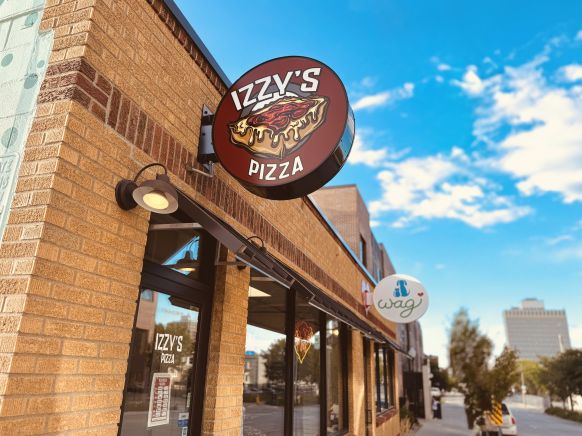 Exterior of Izzy's Pizza building in Omaha