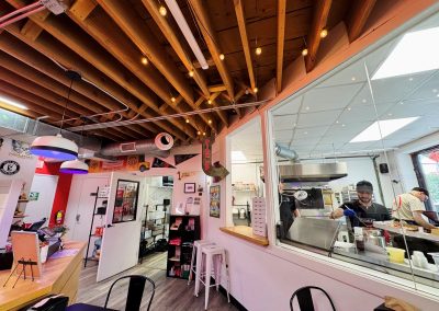 Izzy's Pizza dining area