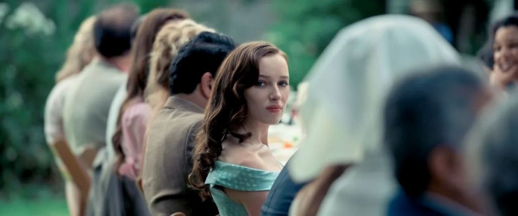 Phoebe Dynevor as Elizabeth Nettles