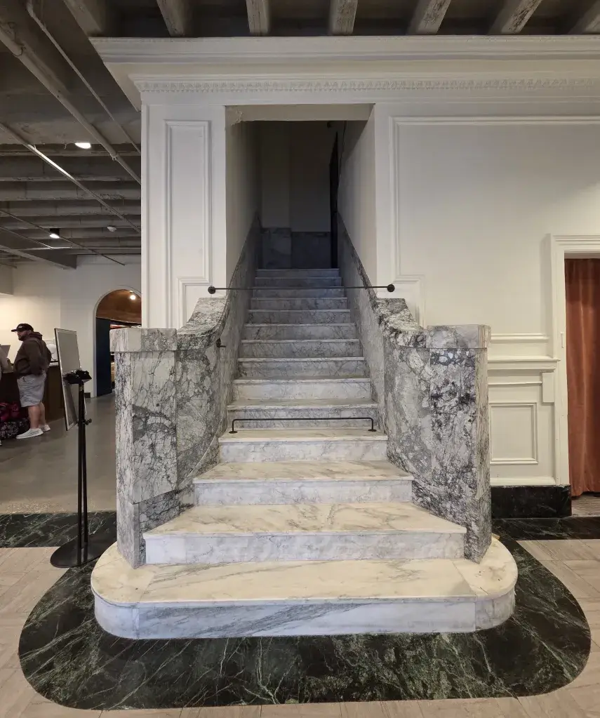 Photo of the marble staircase from El Beudor