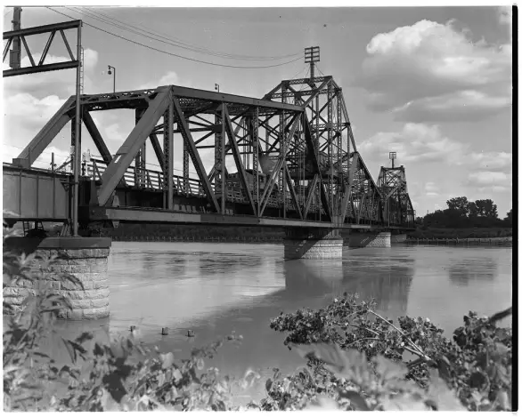 1950 photo of the East Omaha Bridge with freight cars on it.
