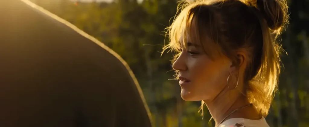 Maika Monroe as Kenna Rowan