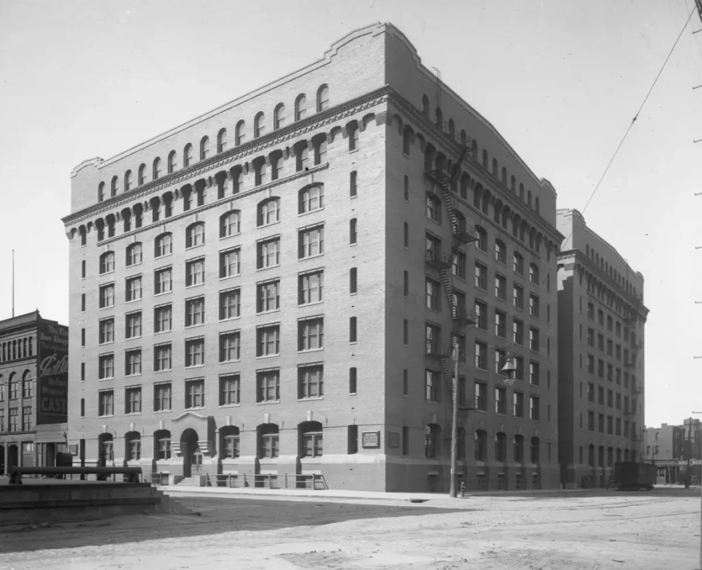 1910 photo looking northwest from around 9th and Farnam Streets towards the Nash Block with the McKesson-Robbins Building in the foreground and the Pendleton Building in the background.