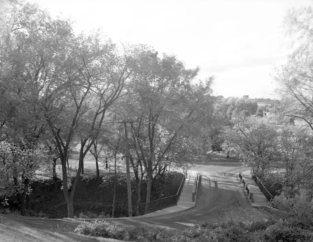 1915 photo of the Jones Street Bridge used to enter Elmwood Park.