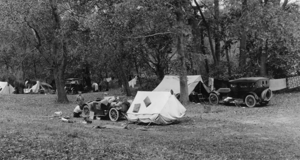 1920 photo of the auto camps inside Elmwood Park.