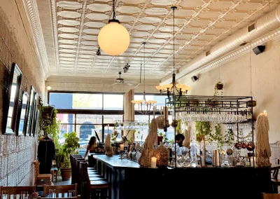 Au Courant bar