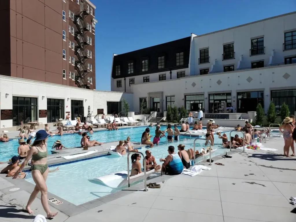 Photo of the resort style pool at the Cottonwood Hotel