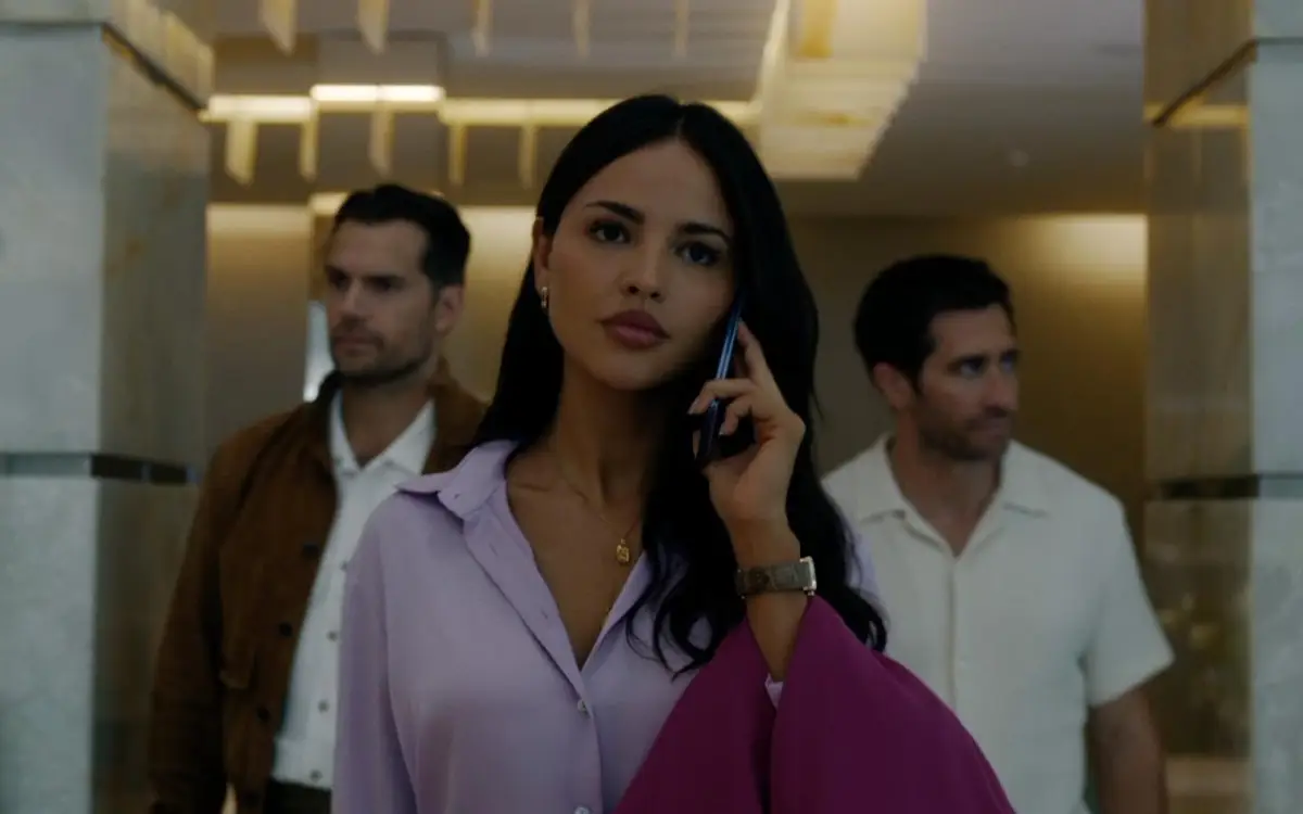 In the Grey film review featured image Henry Cavill as Sid, Eiza González as Rachel and Jake Gyllenhaal as Bronco