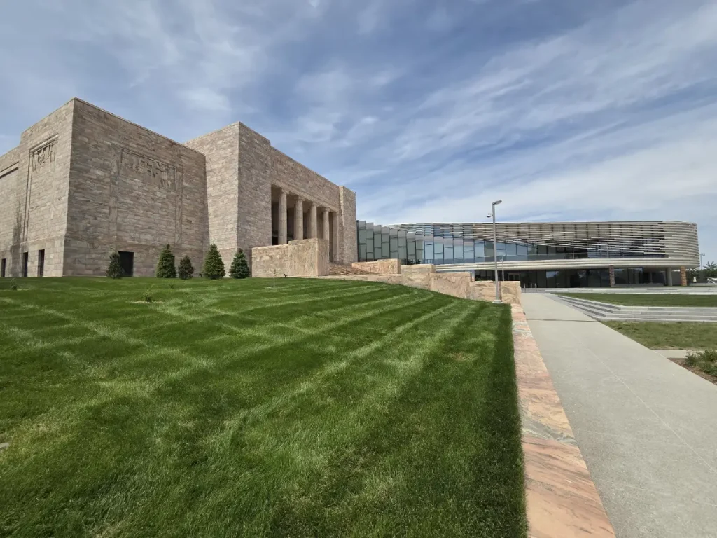 2026 OE photo of the original Joslyn Art Museum stands to the left while the Rhonda and Howard Hawks Pavilion on the right.