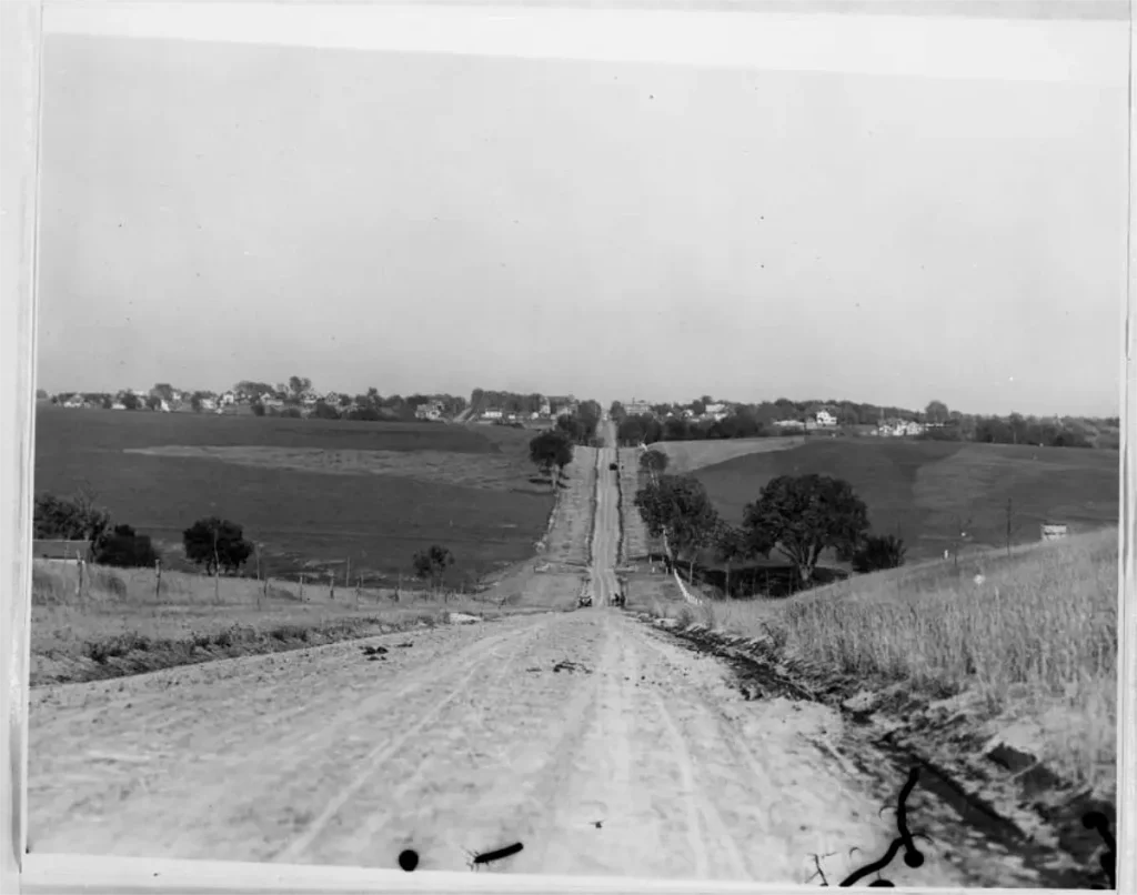 1919 photo of Happy Hollow Golf Course sits to the right of a dirt road in the area of Dundee. This is present day Memorial Park.