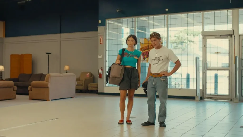 Lukita Maxwell as Kat and Finn Bennett as Bobby